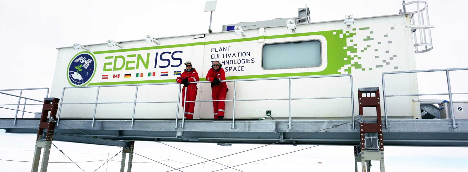 Rob-Ferl-and-Anna-Lisa-Paul-outside-their-lab-at-the-South-Pole